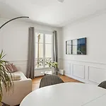 Le Xvie Chic - *