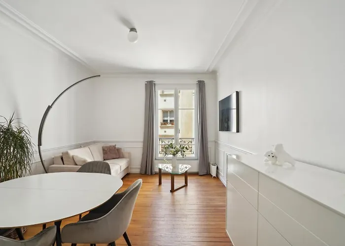 Le Xvie Chic - *